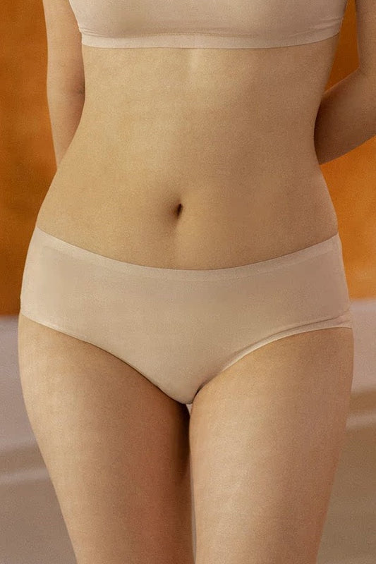 黑色、裸色無痕舒適內褲,貼合舒適,無側縫設計,展現輕薄無痕效果,適合日常穿著。