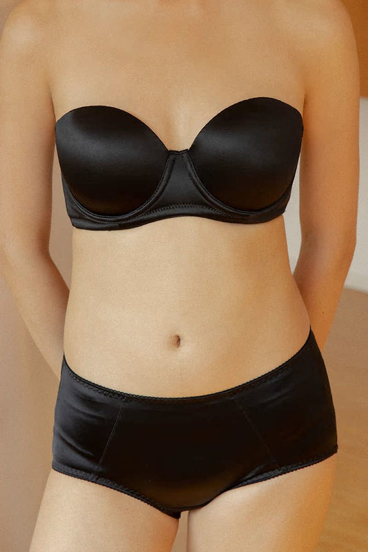 重璞薄款中腰三角褲,光面無痕設計,舒適透氣且提臀修飾,完美貼合臀型。