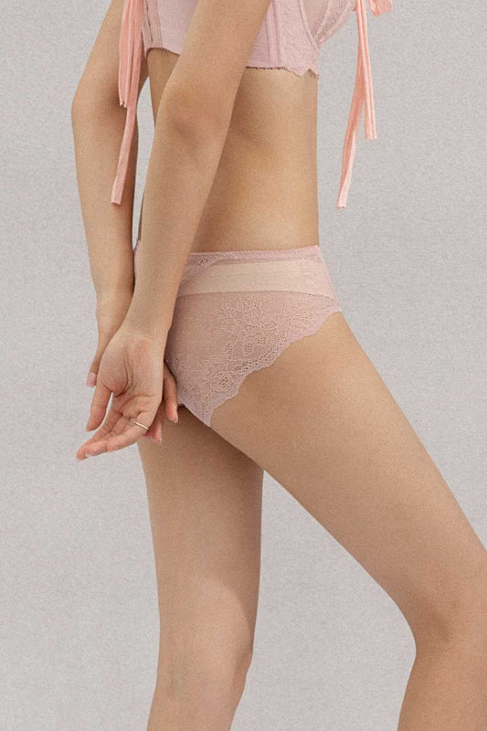 重璞中腰內褲,溫柔粉色,蕾絲拼接設計,輕盈貼合身形,柔軟親膚,提供舒適透氣的穿著體驗。
