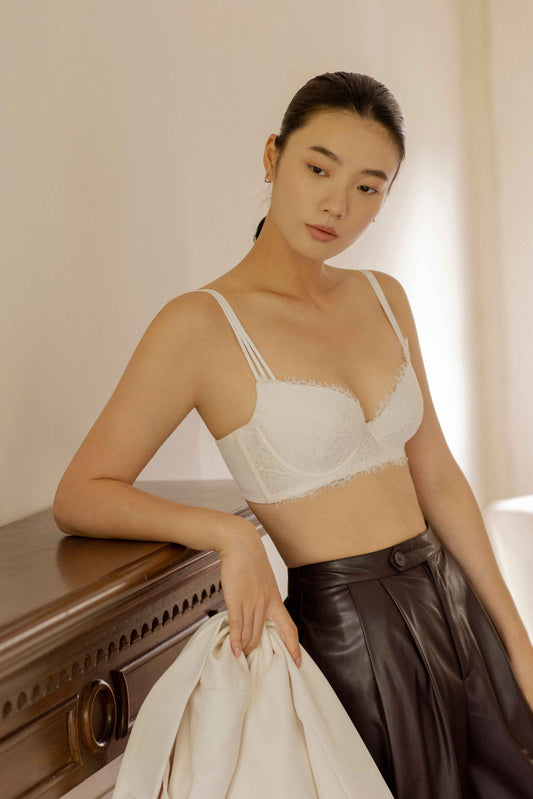 黑色與白色蕾絲機能調整型內衣,兼具性感與塑形效果,立體剪裁支撐胸型,集中收攏防止外擴,適合日常與特殊場合穿著。