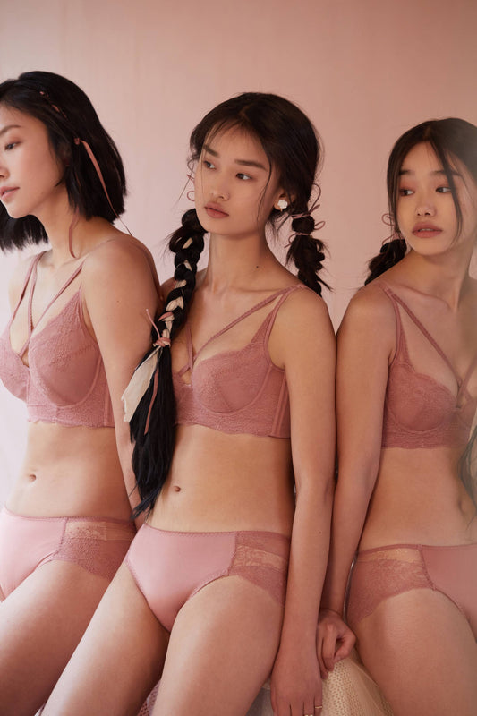 重璞交叉蕾絲調整型內衣,粉、黑、白三色,結合高側收與交叉肩帶設計,有效改善外擴、副乳與下垂,塑造自然聚攏的優雅胸型。