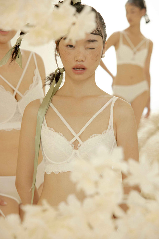 重璞交叉蕾絲調整型內衣,粉、黑、白三色,結合高側收與交叉肩帶設計,有效改善外擴、副乳與下垂,塑造自然聚攏的優雅胸型。