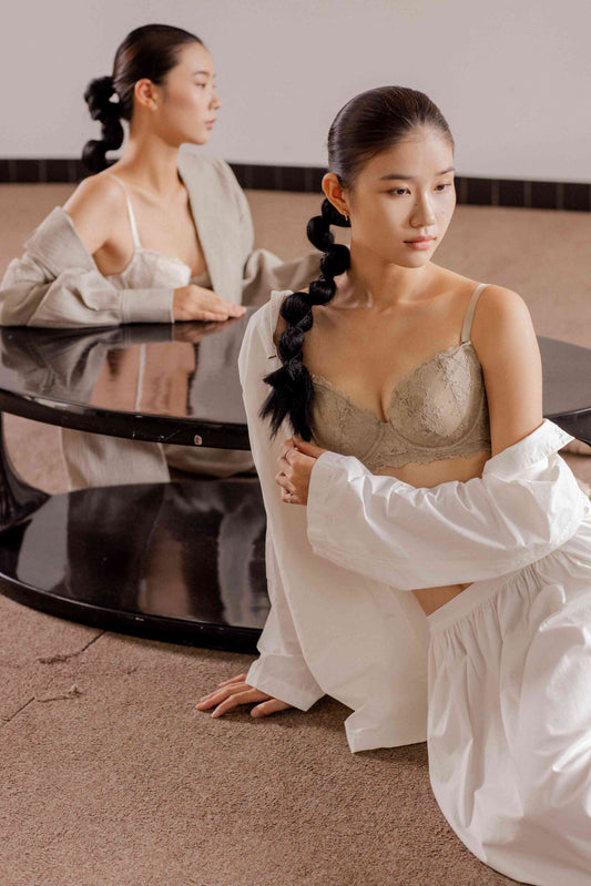 軟鋼圈蕾絲調整型內衣,輕柔承托不壓迫,修飾胸型、收副乳與外擴,展現自然優雅曲線。