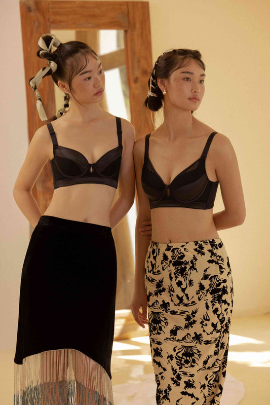 黑色光面機能調整型內衣,透過高側收與穩定支撐,修飾副乳與外擴,塑造自然平滑的胸型線條。