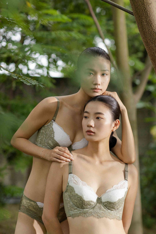 重璞蕾絲功能調整型內衣,綠色與白色蕾絲拼接,側收集中設計,有效改善外擴與下垂,提供穩定支撐與舒適貼合,塑造立體胸型。