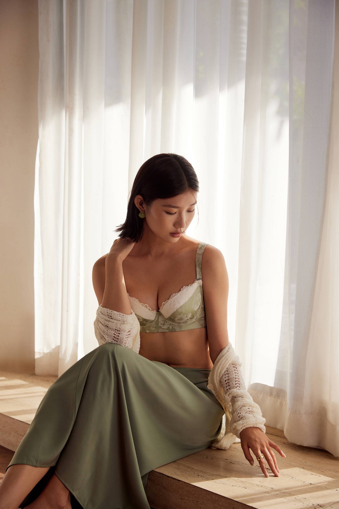女性穿著軟鋼圈調整型內衣，優雅蕾絲與輕盈布料結合，塑造美麗胸型，舒適支撐防外擴，展現自然曲線美。