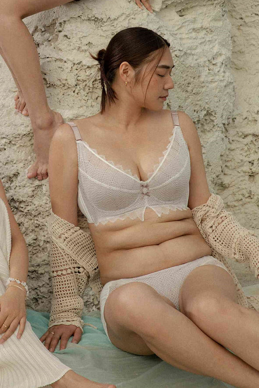 蕾絲調整型內衣，精緻花樣結合高側收與穩定支撐，改善副乳、外擴問題，呈現優雅立體的胸型線條。