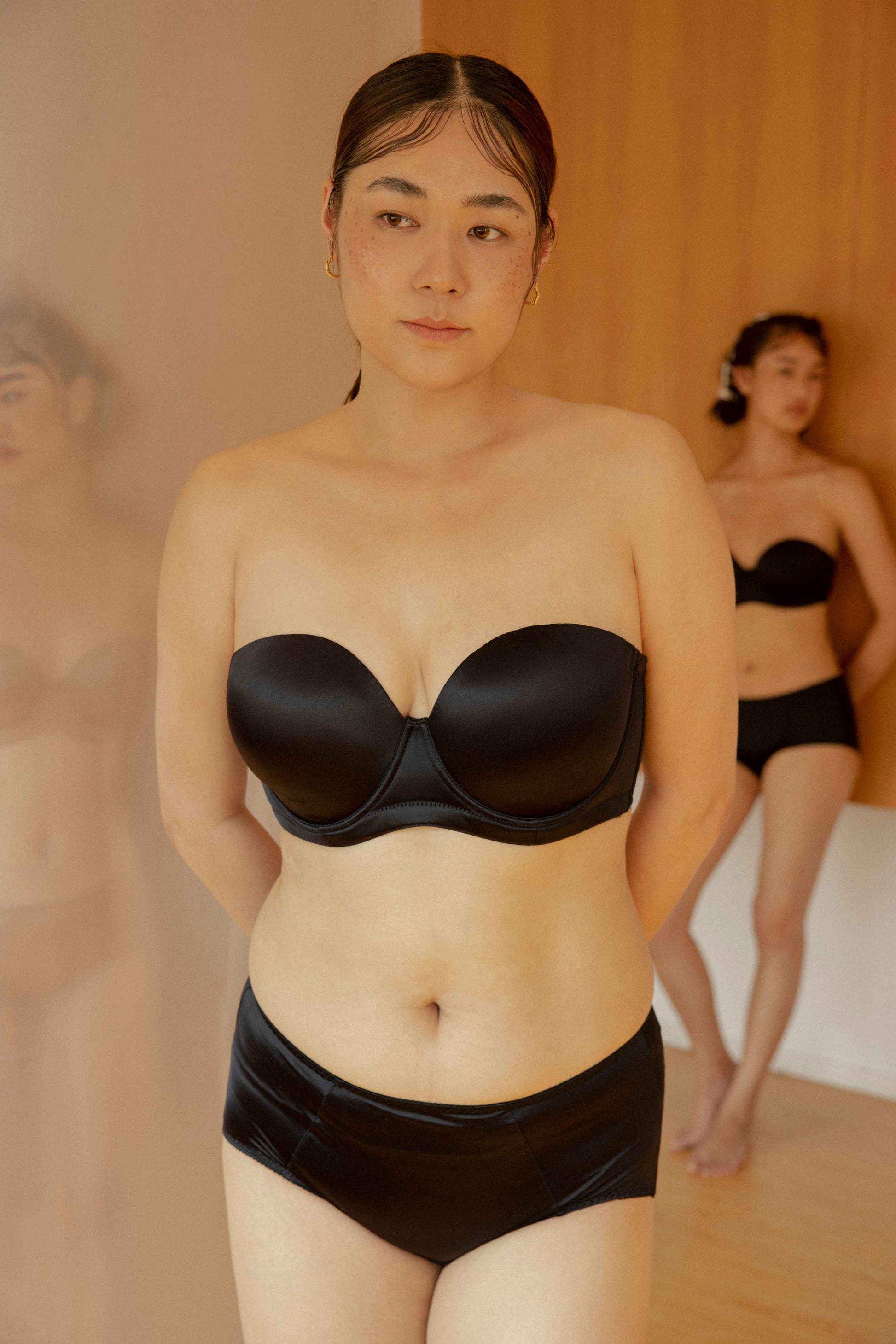 適合大胸的無肩帶內衣，黑色與裸色可選，穩固不滑落，舒適包覆支撐，貼合肌膚不卡副乳，展現自然胸型。