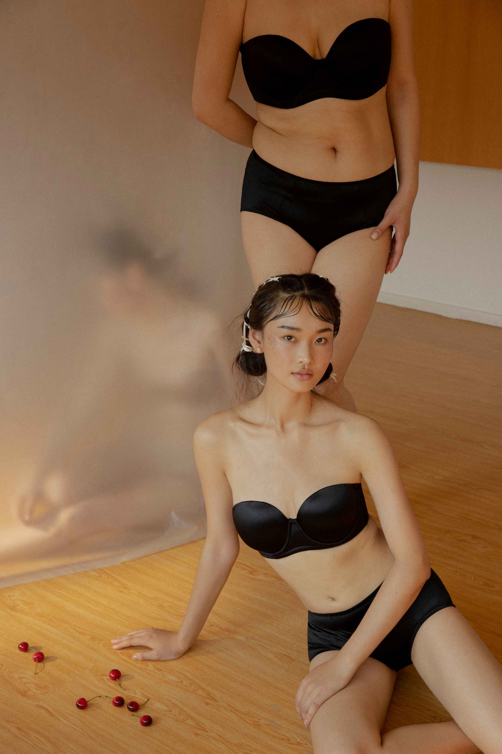 適合大胸的無肩帶內衣，黑色與裸色可選，穩固不滑落，舒適包覆支撐，貼合肌膚不卡副乳，展現自然胸型。