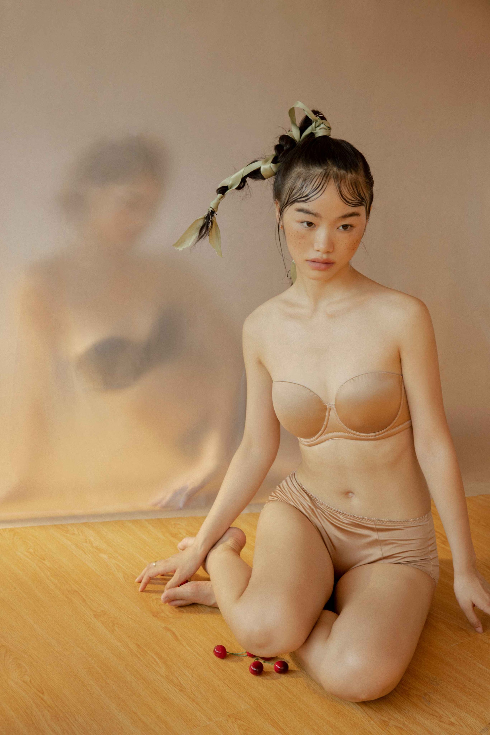 適合大胸的無肩帶內衣，黑色與裸色可選，穩固不滑落，舒適包覆支撐，貼合肌膚不卡副乳，展現自然胸型。