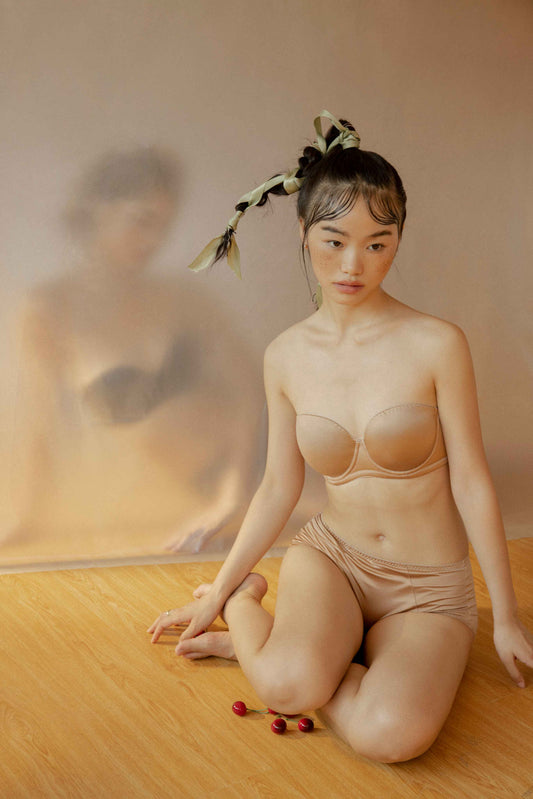 適合大胸的無肩帶內衣，黑色與裸色可選，穩固不滑落，舒適包覆支撐，貼合肌膚不卡副乳，展現自然胸型。